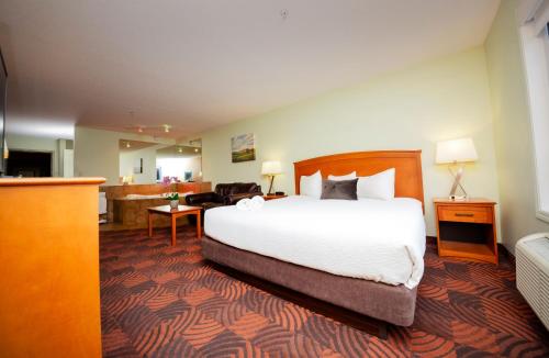 Postel nebo postele na pokoji v ubytování Service Plus Inns and Suites Calgary