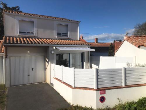 Maison avec grande terrasse à 100m de la plage