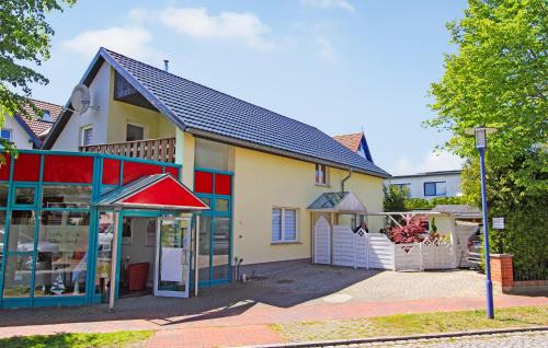 a building with a store in front of it at Ferienwohnung Graal-Müritz in Graal