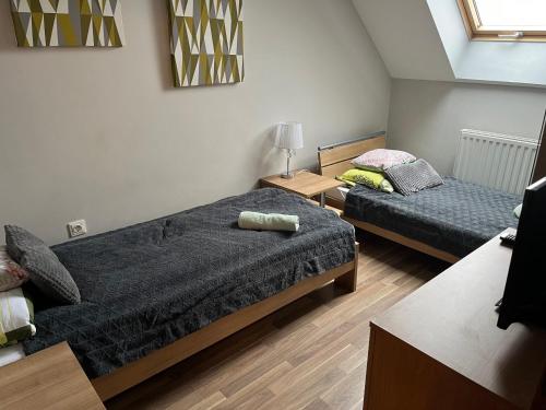 Posteľ alebo postele v izbe v ubytovaní Brookforest Family Apartman