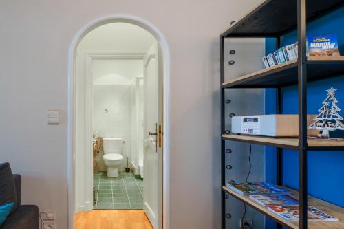 une chambre avec une salle de bain avec WC et un miroir dans l'établissement Le petit coin de la bastide 11, à Carcassonne