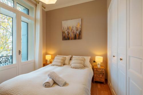 une chambre avec un lit avec deux oreillers dessus dans l'établissement Le petit coin de la bastide 11, à Carcassonne