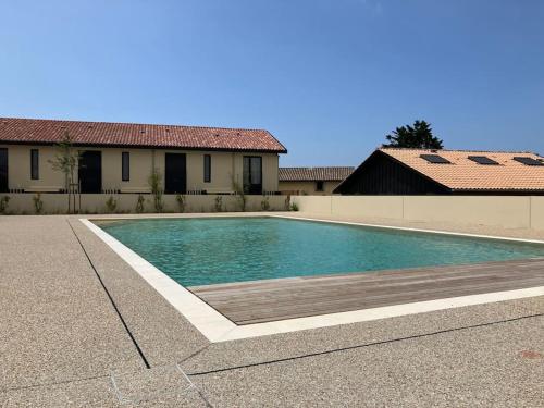 Swimmingpoolen hos eller tæt på Appartment with pool, beach and ocean 5 min by walk, city center, shopping and market