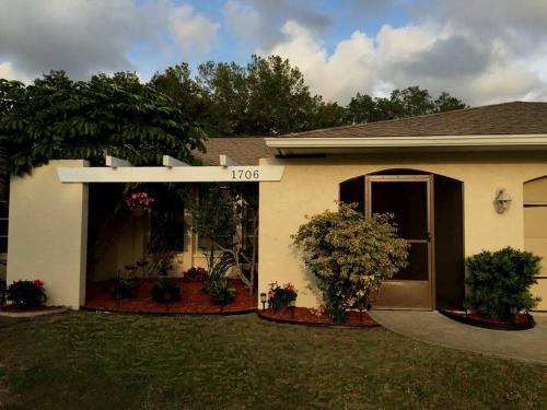 een huis met een garage met planten in de tuin bij Vacation Home on Coral Sands in Venice