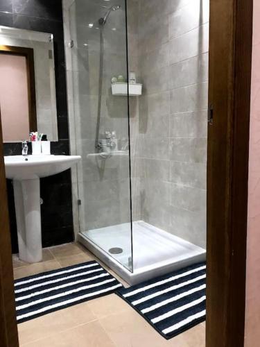 un bagno con doccia e lavandino di Cozy Appartement à Cabo Negr Bella vista a Cabo Negro