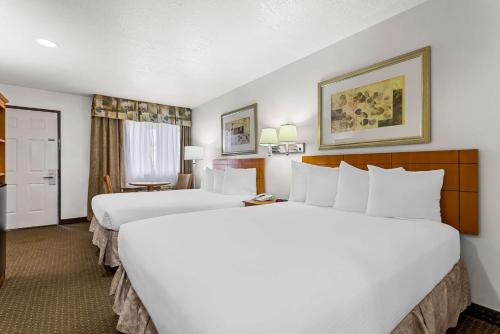 Postel nebo postele na pokoji v ubytování Best Western Socorro Hotel & Suites