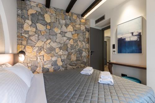 Vermio Suites in the center of Naousaにあるベッド