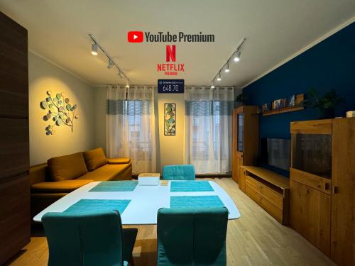 Cozy apt - parking & all amenities