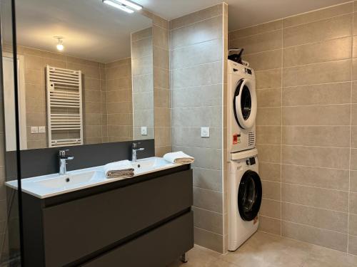 ein Badezimmer mit Waschbecken und Waschmaschine in der Unterkunft Colocation appartement terrasse XXL Port Marianne in Montpellier