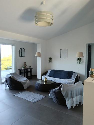 un salon avec un lit et un canapé dans l'établissement Villa en Corse du Sud - Golf d'Ajaccio, à Coti-Chiavari