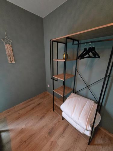 a room with a bunk bed with a shelf at La maison d'Inès in Nassogne