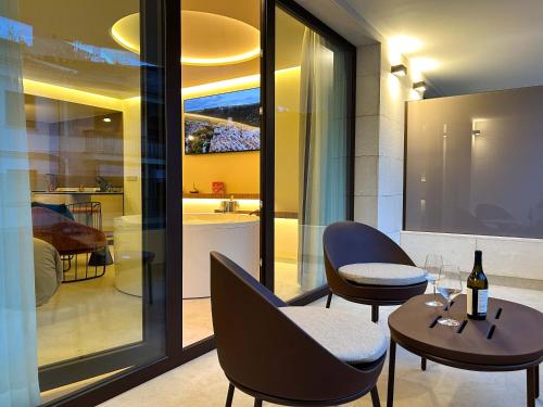 a restaurant with two chairs and a table with wine glasses at Olea Suites in Alcalá del Júcar