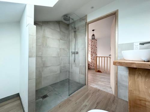 une salle de bain avec une douche en verre et un lavabo dans l'établissement La Source du Bonheur-Clim Parking Wifi - CLG Savoie, à Saint-Pierre-dʼAlbigny