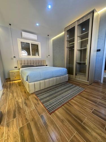 ハルガダにあるMashrabiya one bed room apartmentのベッドルーム1室(大型ベッド1台付)