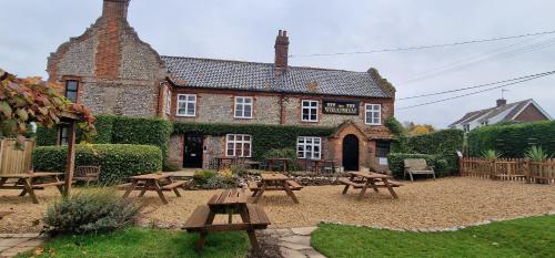 Κήπος έξω από το The Wheatsheaf West Beckham