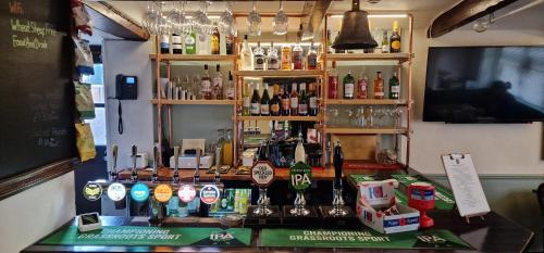 Ο χώρος του lounge ή του μπαρ στο The Wheatsheaf West Beckham