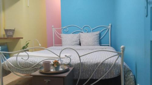 - une chambre avec un lit aux murs bleu et rose dans l'établissement chambre du thé, sdb partagée, à Chavagne