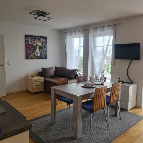AdelzhausenにあるApartment „Am Südhang“のテーブルとソファのあるリビングルーム