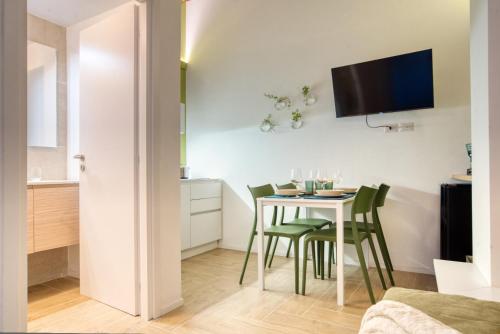 Una cocina y un comedor con mesa y sillas. en Near the Duomo, Mini Suite Navigli, en Milán