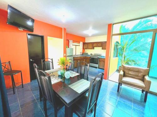 una cucina e una sala da pranzo con tavolo e sedie di 4minutos al centro PARA 12, personas 10 en cama y 2en sofa En Promoción a Tequila