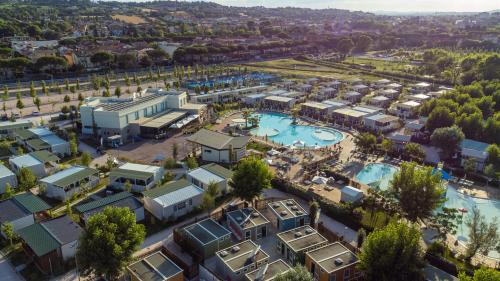 リッチョーネにあるClub del Sole Romagna Family Resortのリゾートのプールの空からの景色を望めます。