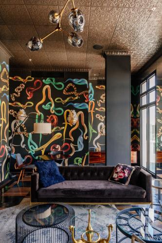 Un lugar para sentarse en Gold Rabbit at 26, City Views and Wonderland Vibes!