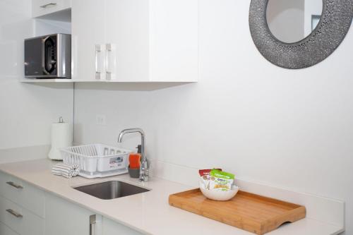Una cocina o cocineta en Gold Rabbit at 26, City Views and Wonderland Vibes!