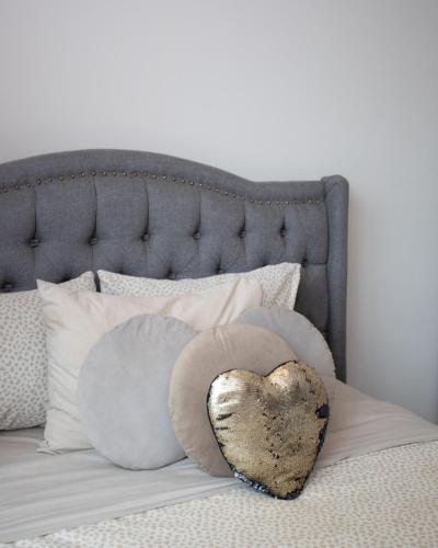 Una cama o camas en una habitación de Gold Rabbit at 26, City Views and Wonderland Vibes!