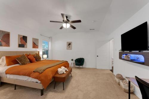 New Modern Bohemian Home Minutes from Epic Waters Indoor Park, Andretti Indoor Karting & Games, AT&T Stadium, Globe Life, Six Flags, Texas Lifeにあるテレビまたはエンターテインメントセンター