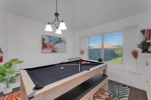 New Modern Bohemian Home Minutes from Epic Waters Indoor Park, Andretti Indoor Karting & Games, AT&T Stadium, Globe Life, Six Flags, Texas Lifeにあるビリヤード台