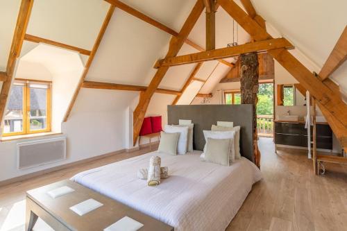 Ένα ή περισσότερα κρεβάτια σε δωμάτιο στο Villa avec piscine en forêt, 2H Paris,