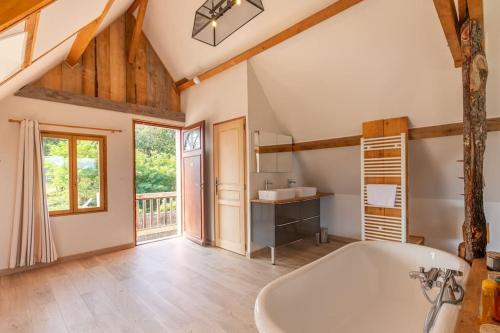 Φωτογραφία από το άλμπουμ του Villa avec piscine en forêt, 2H Paris, σε Neuvy-sur-Barangeon