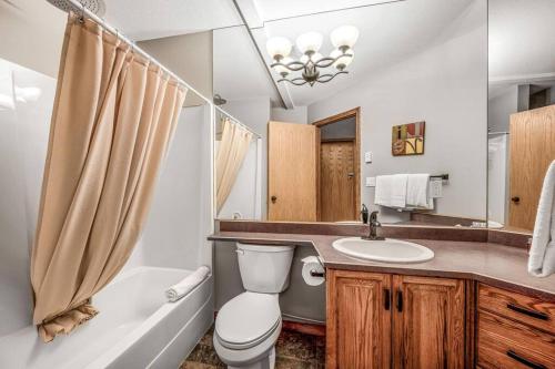 Ένα μπάνιο στο Fresh Tracks Retreat - Ski In Out Mtn View & Private Hot Tub