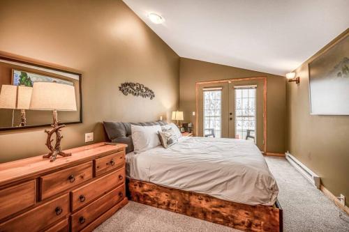 Ένα ή περισσότερα κρεβάτια σε δωμάτιο στο Fresh Tracks Retreat - Ski In Out Mtn View & Private Hot Tub