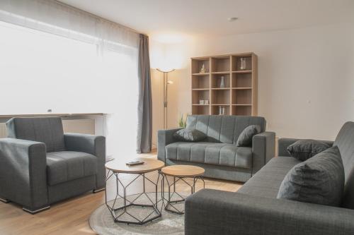 a living room with two couches and a table at Prime 47 - Neuwertige Wohnung in Schlüsselfeld
