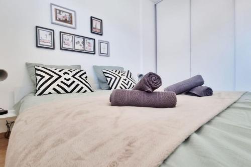 un lit avec deux oreillers dessus dans l'établissement NEW - Le Modern One at Swiss border, à Saint-Louis