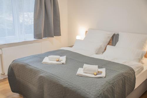 a bedroom with a bed with two towels on it at Prime 47 - Neuwertige Wohnung in Schlüsselfeld