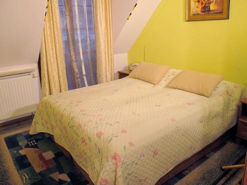 カジミエシュ・ドルニにあるApartament Wika - Pod Aniołemのベッドルーム1室(ピンクの花が咲くベッド1台付)