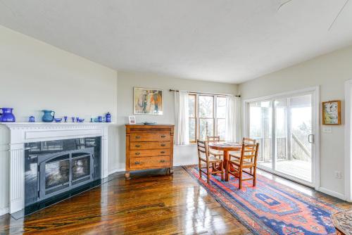 Dapur atau dapur kecil di Marshfield Home with 4 Decks and Private Beach Access!