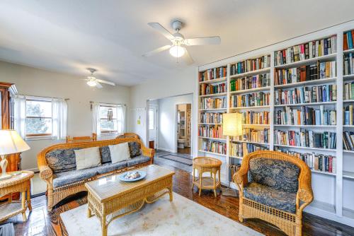 Ruang duduk di Marshfield Home with 4 Decks and Private Beach Access!