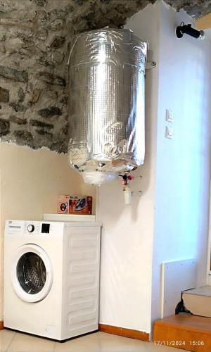 un lustre suspendu au-dessus d'un lave-linge. dans l'établissement petite maison cosy cœur village, à Chorges