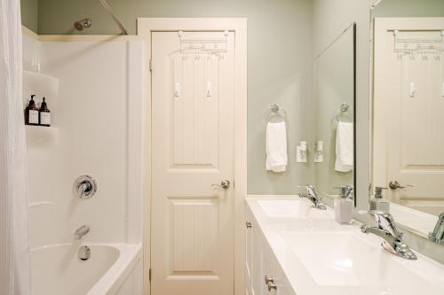 Un baño de Forest Hideaway