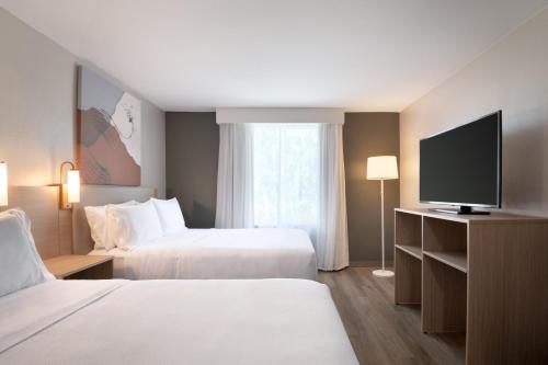 Postel nebo postele na pokoji v ubytování Spark by Hilton Destin