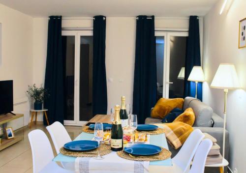 un salon avec une table et un canapé dans l'établissement Appartement-Paris-Disney-Terrasse-Jardin-parking, à Vaires-sur-Marne