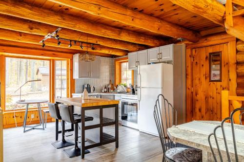 Una cocina o zona de cocina en Forest Hideaway
