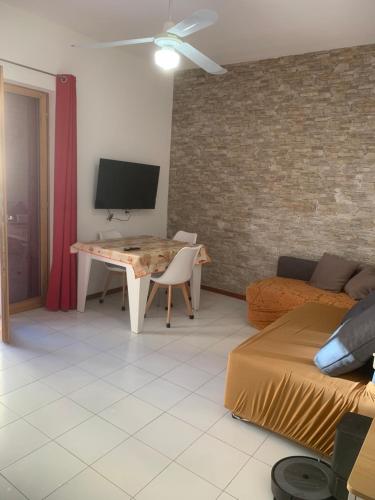 ミラッツォにあるCasa Mare Milazzo - Lenzuola e Asciugamani non inclusi nel prezzoのテーブルとソファのあるリビングルーム