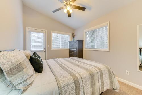 una camera da letto con un letto e un ventilatore a soffitto di Bellaire Home Near Shanty Creek ResortandSchuss Mtn a Bellaire