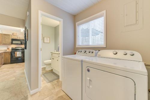 una cucina con lavatrice e asciugatrice in una stanza di Bellaire Home Near Shanty Creek ResortandSchuss Mtn a Bellaire