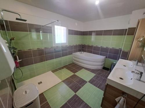 Photo de la galerie de l'établissement Maison Familiale Spacieuse 7 pax, à Seyne