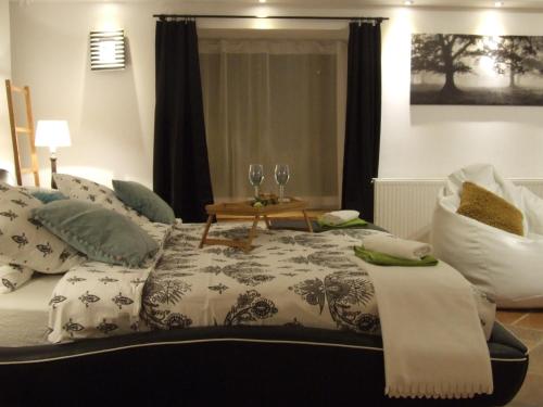 sypialnia z łóżkiem ze stołem i kieliszkami do wina w obiekcie Apartament "Bulwar" - old town w Toruniu